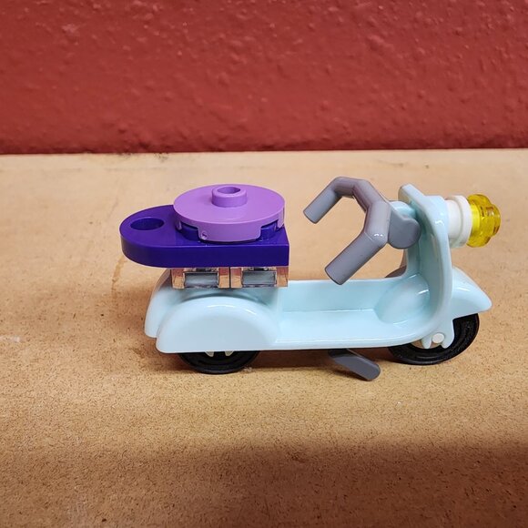 LEGO FRIENDS: Emma's Art Stand (41332) with Instructions - Picture 4 of 6